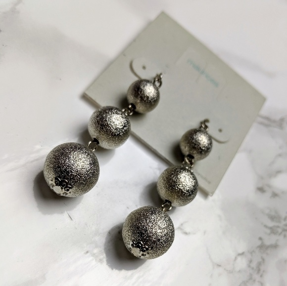 🌿 Silver Tone 3 Dangle Ornament Earrings - Picture 3 of 3